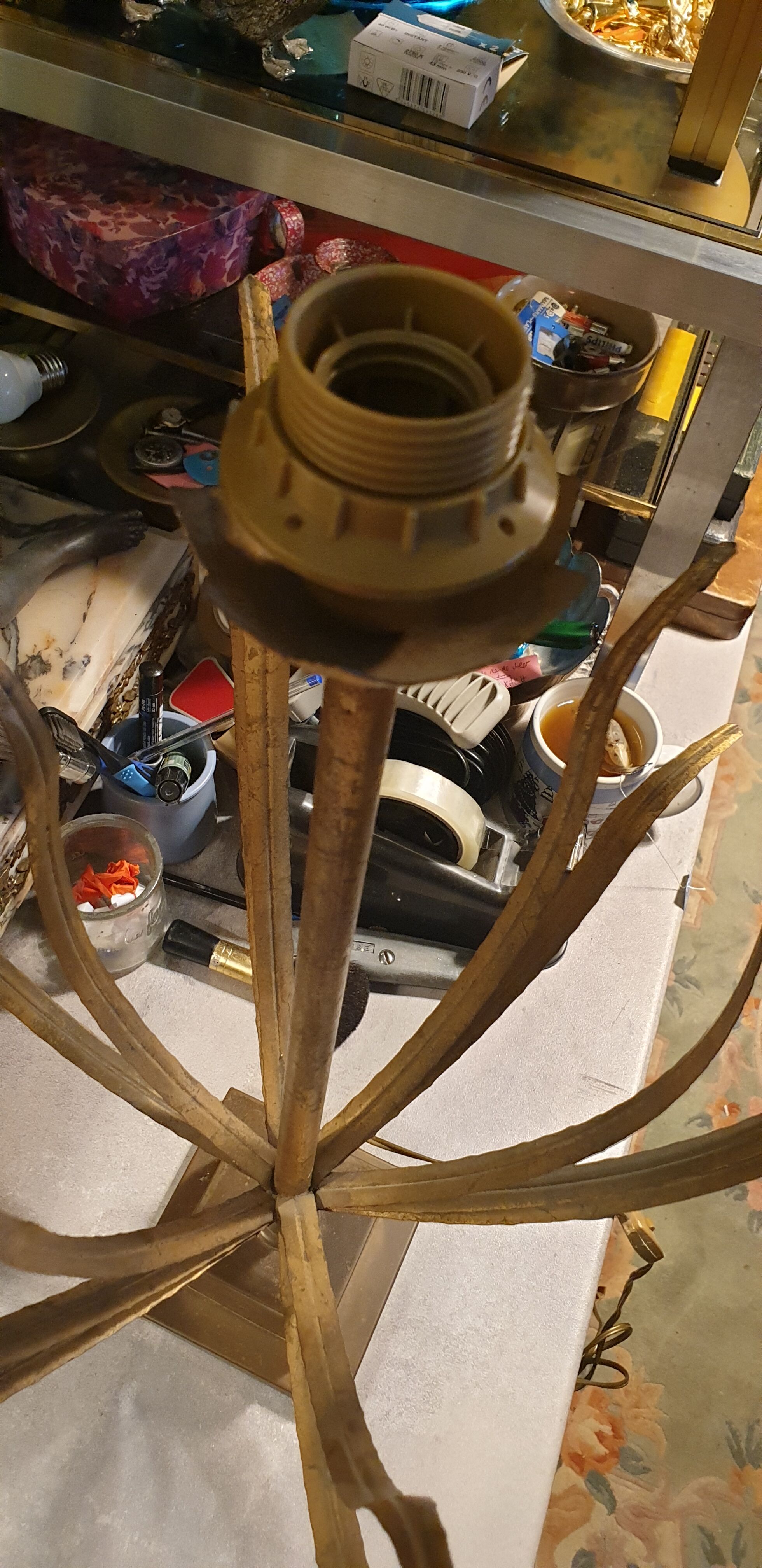 Vintage leafy décor lamp