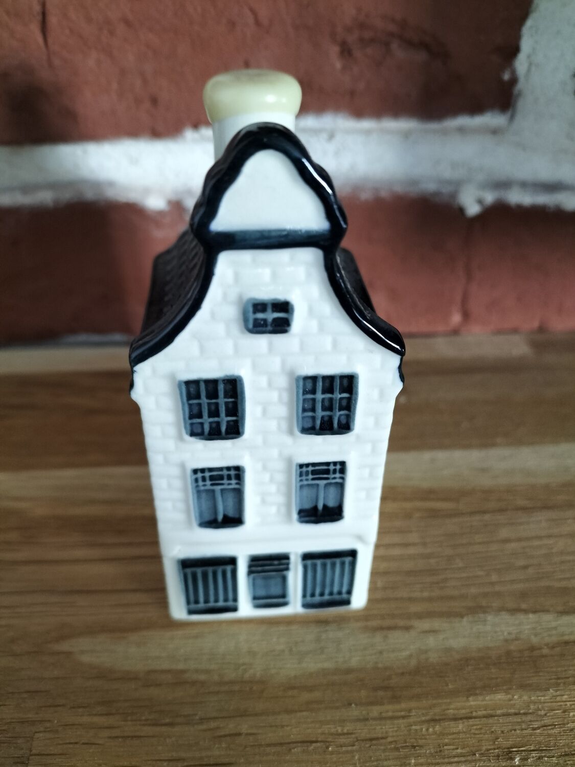 KLM miniature house