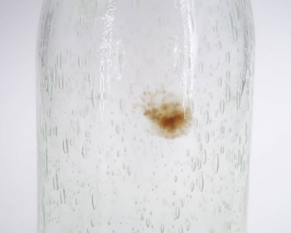 Bouteille carafe en verre bullé transparent de Biot, années 70