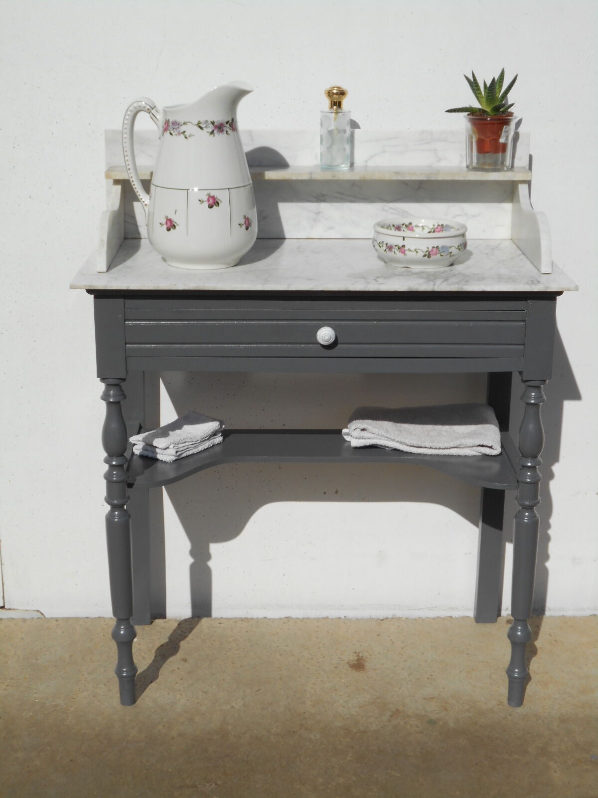 Meuble de toilette en bois et marbre blanc