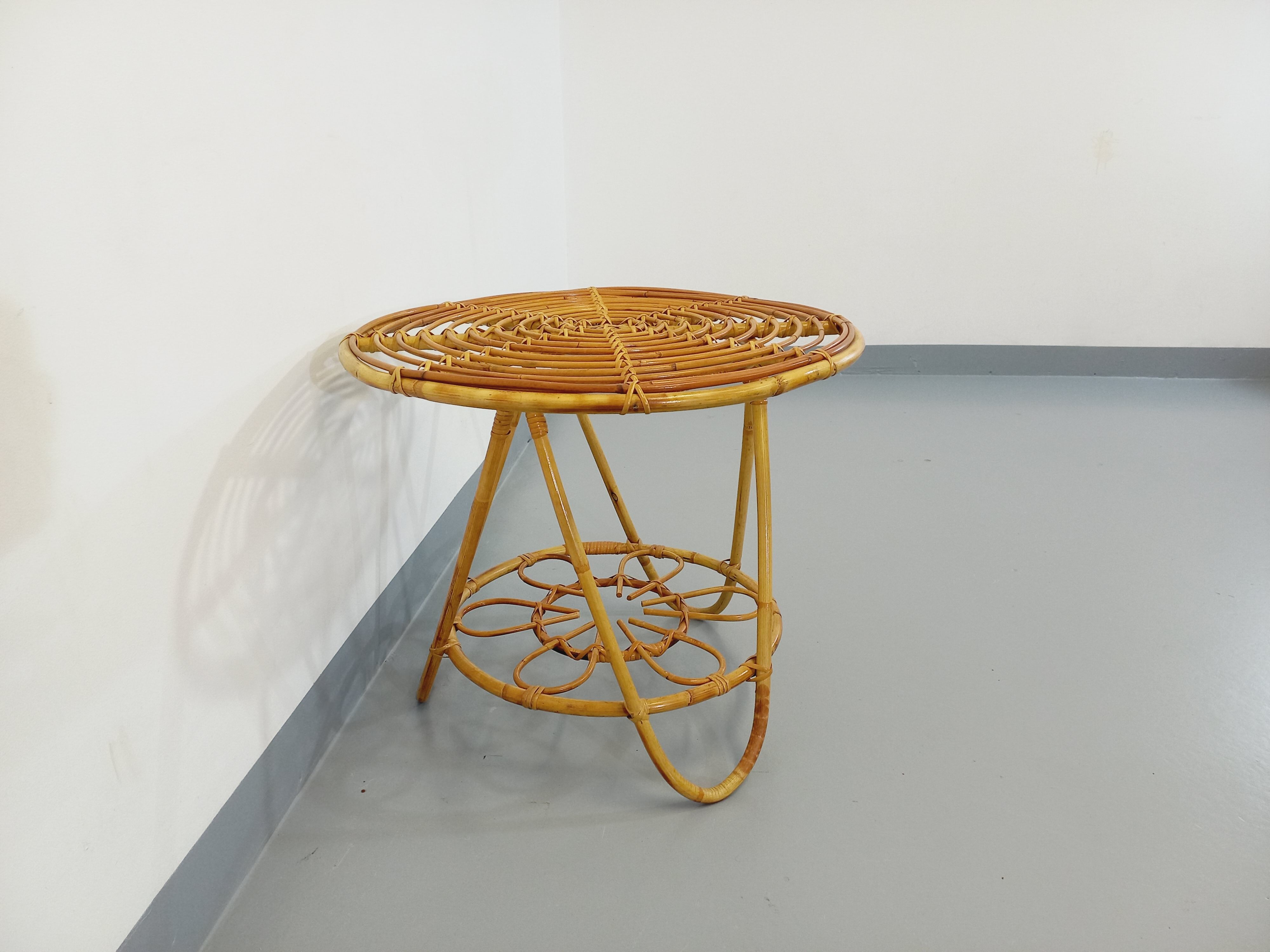 Round coffee table with 60's vintage rattan magazine tray