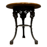 Gaskell Chambers in Nottingham: English pub pedestal table circa 1880