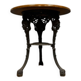 Gaskell Chambers in Nottingham: English pub pedestal table circa 1880