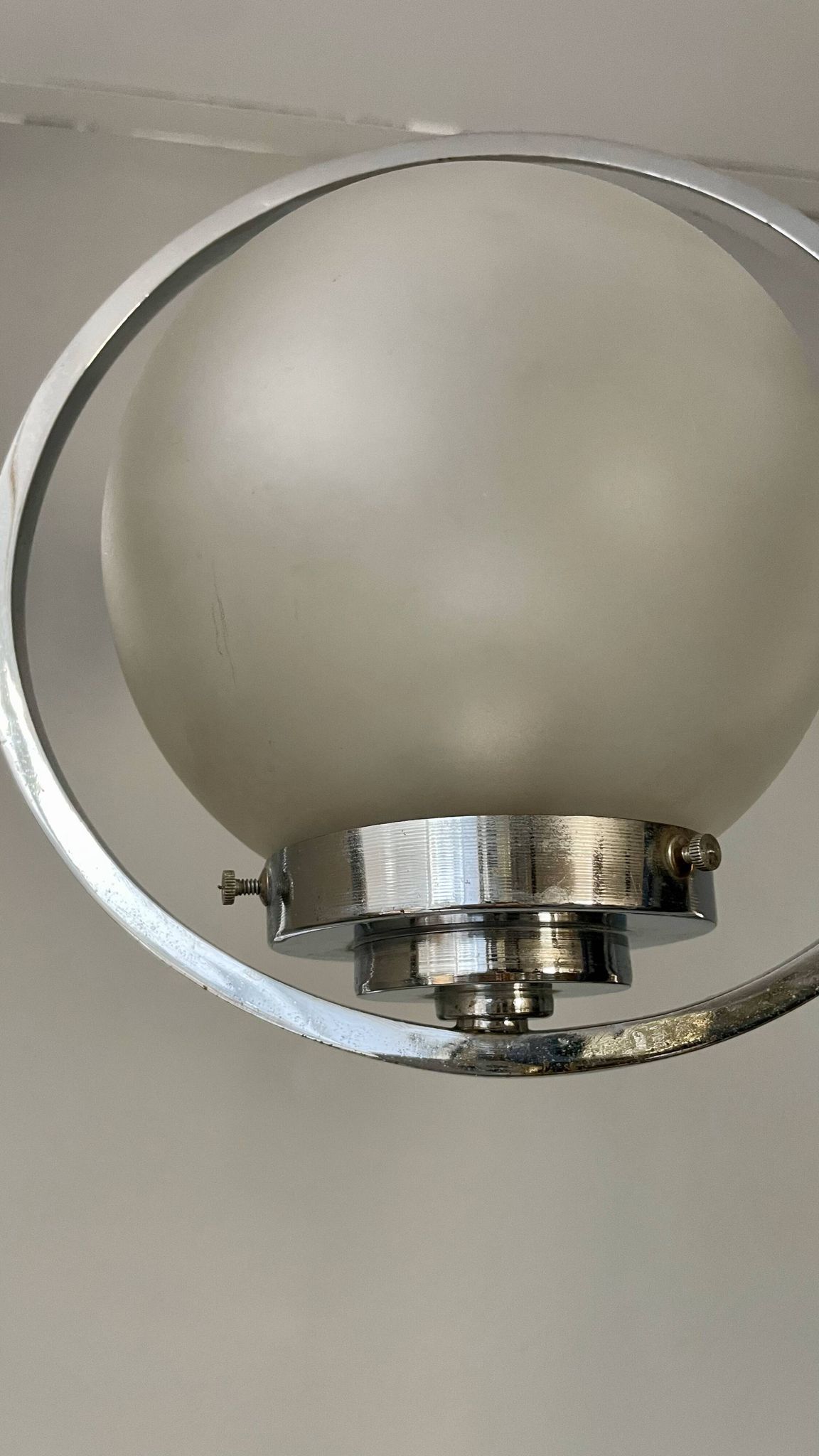 Lampe art déco en argent avec trois abat-jours en forme de sphère