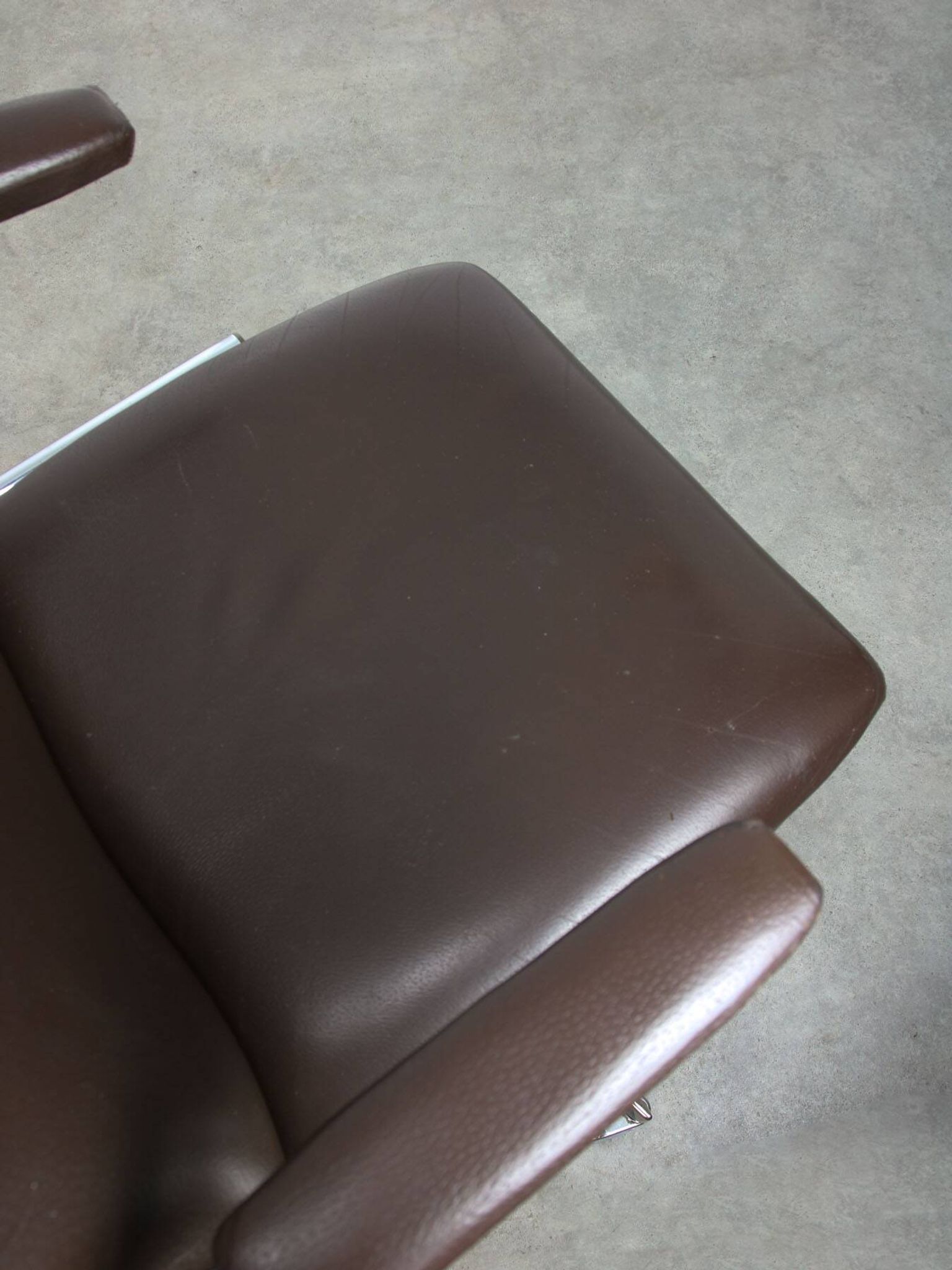 Chaise pivotante en cuir marron italien du milieu du siècle