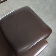 Chaise pivotante en cuir marron italien du milieu du siècle