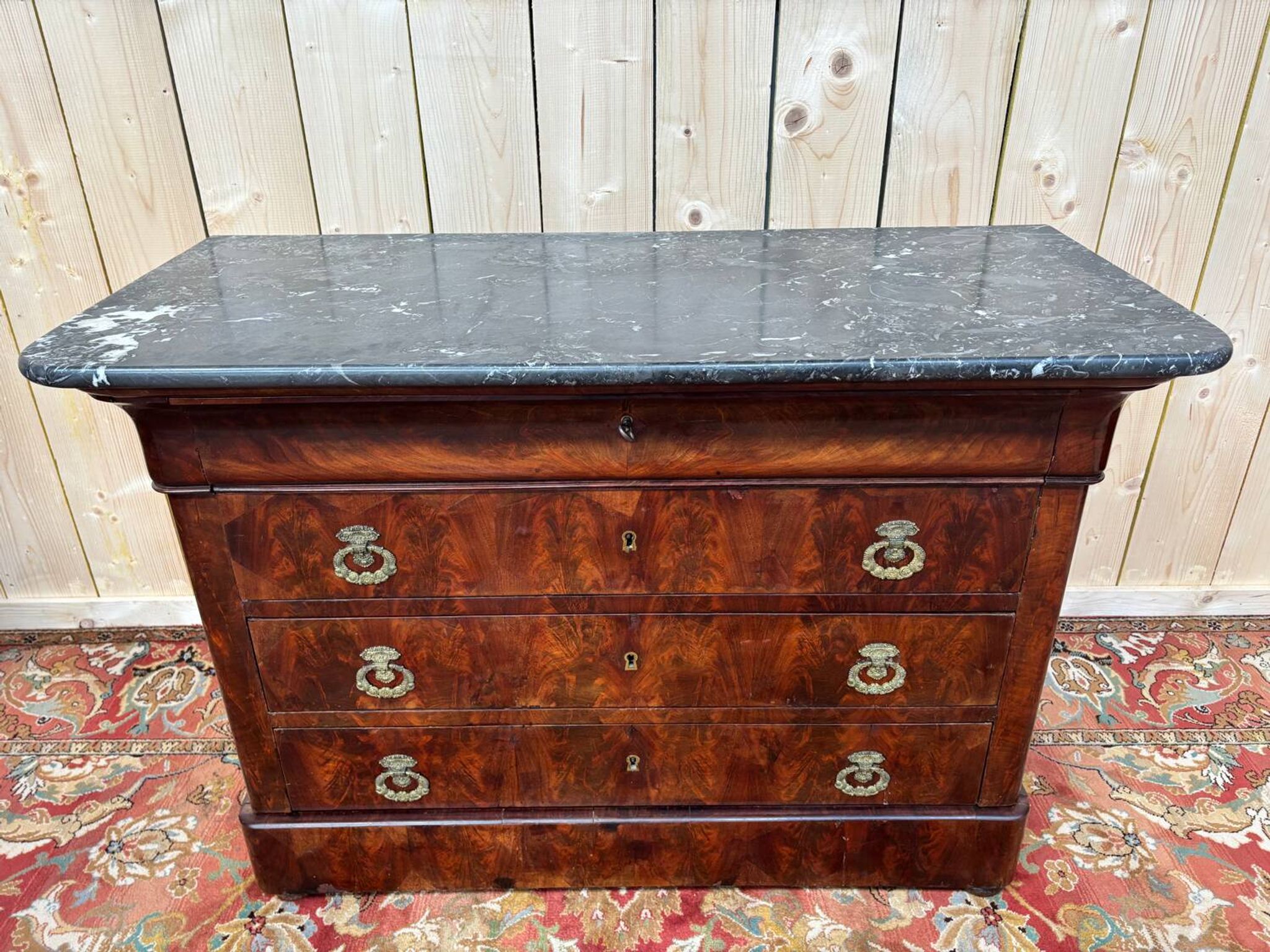 Renaissance period chest of drawers in flamed mahogany veneer