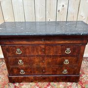 Renaissance period chest of drawers in flamed mahogany veneer