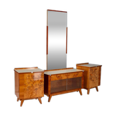 Coiffeuse vintage avec placage de noyer, grand miroir et armoires de rangement.