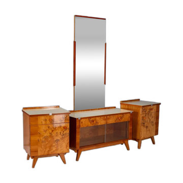Coiffeuse vintage avec placage de noyer, grand miroir et armoires de rangement.