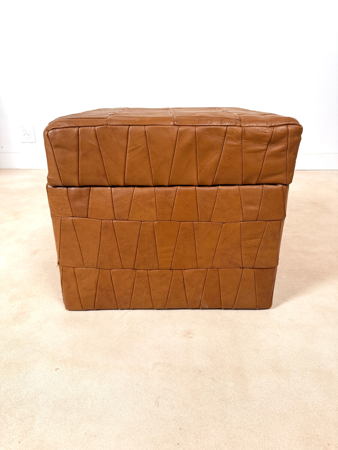 Storage pouffe in the "De Sede" style.