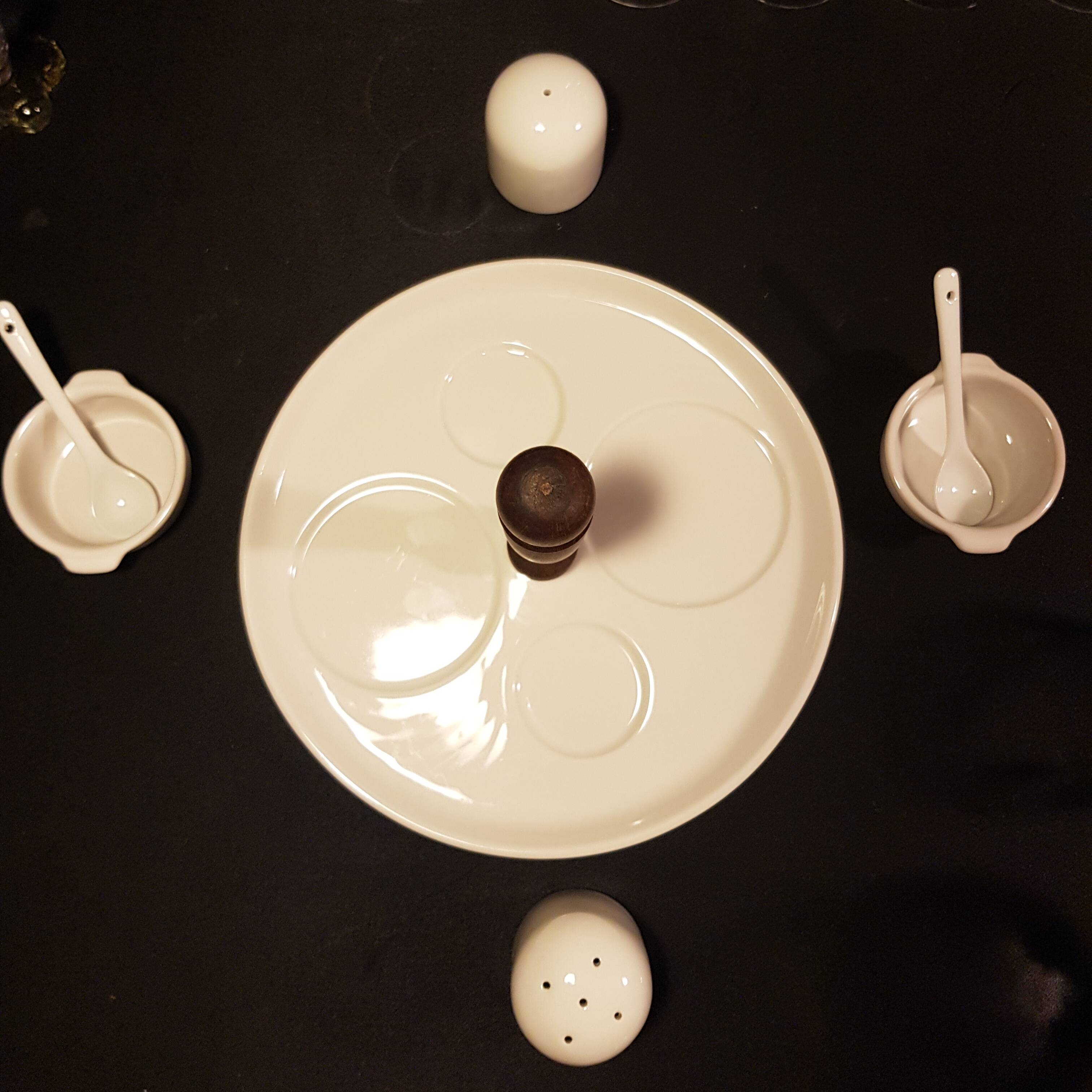 Spice and condiment server