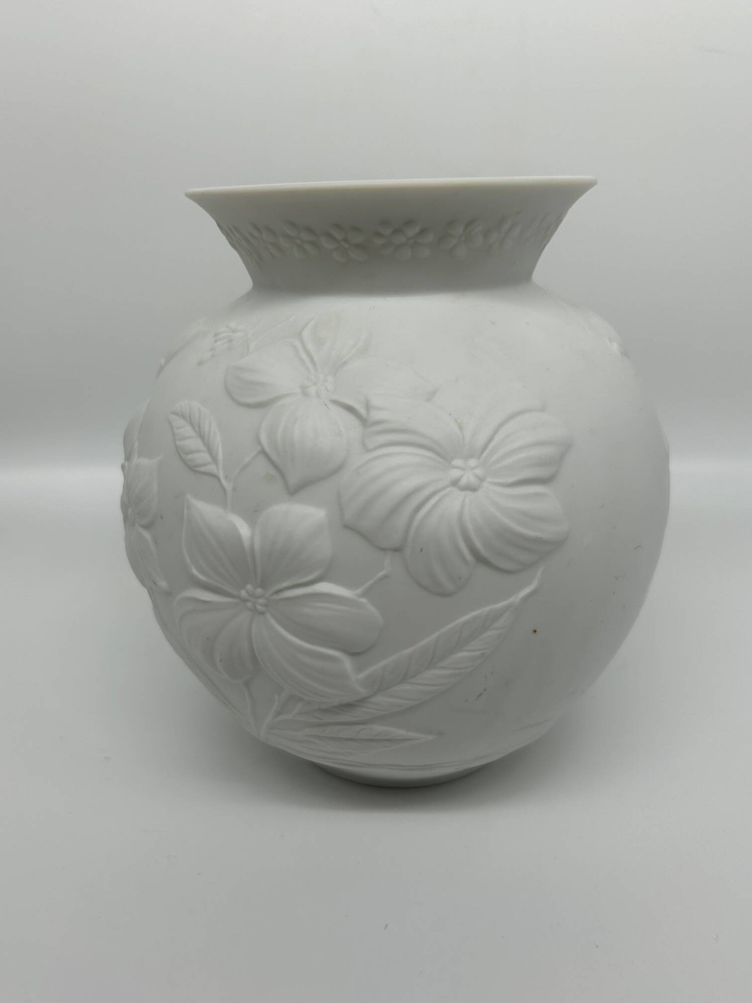 Kaiser biscuit porcelain vase