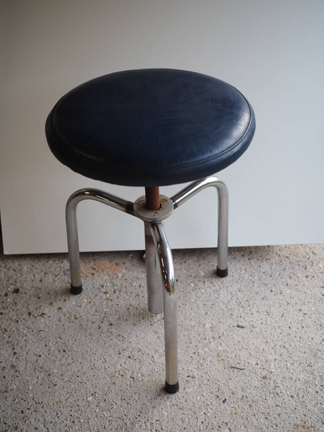 Tripod screw workshop stool in chromed metal and blue skai