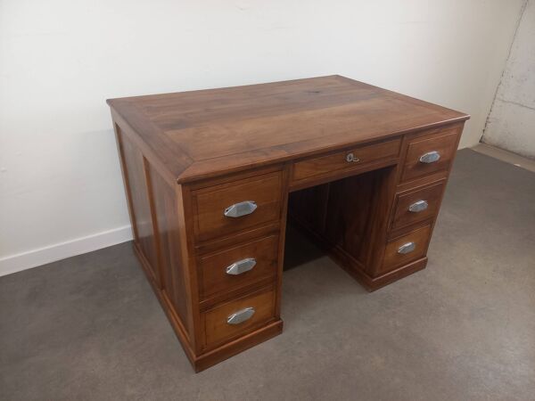 Bureau à tiroirs en noyer