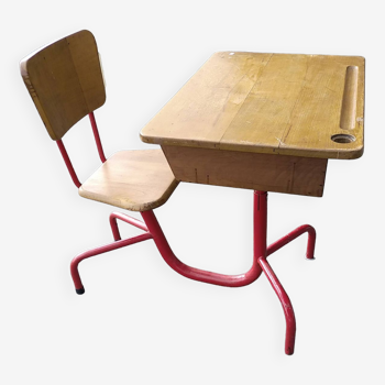 Dismountable school desk.