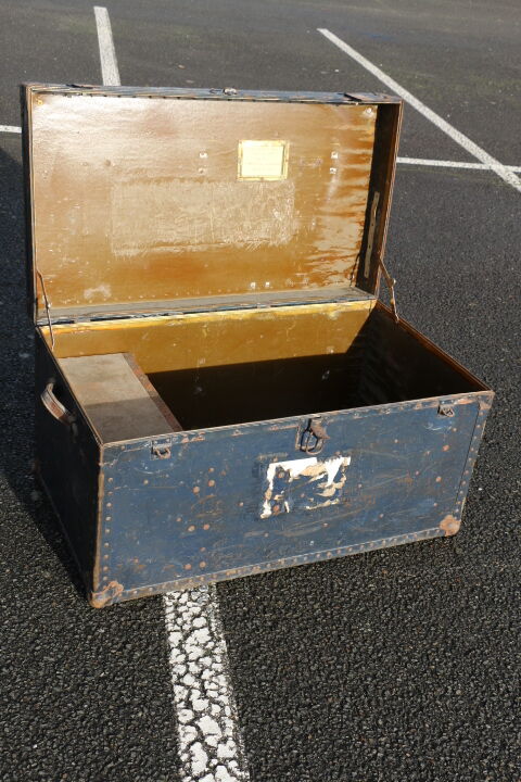 Old large-format trunk 930cm