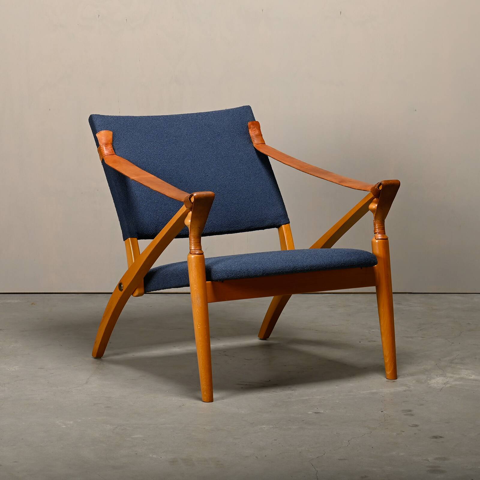 Scandinavian Modern Foldable Safari Lounge Chair in Beech wood and Blue fab