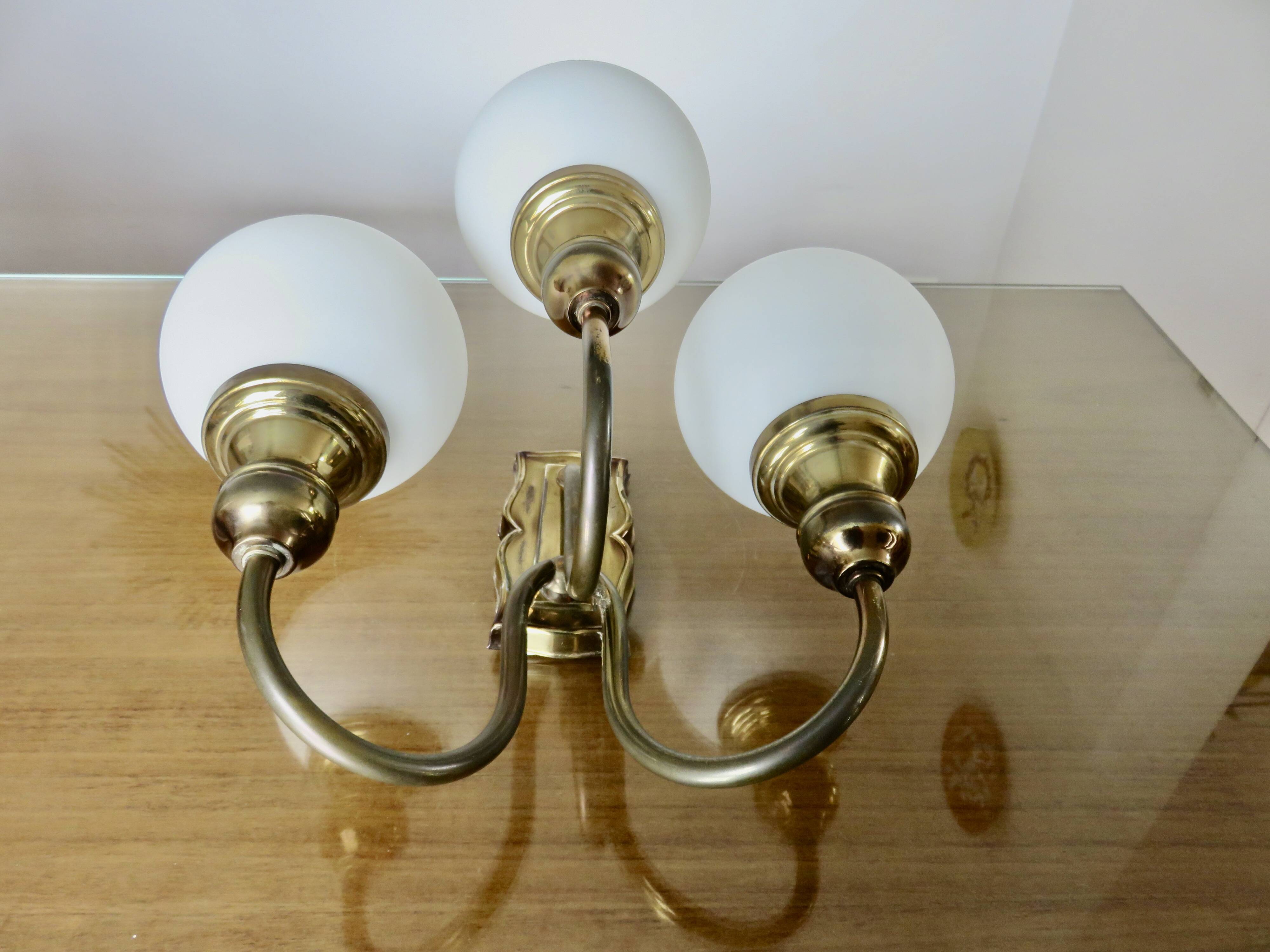 Triple "Hollywood Regency" wall light in brass and opaline, 1970