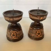 Paire de bougeoirs en bois sculpté