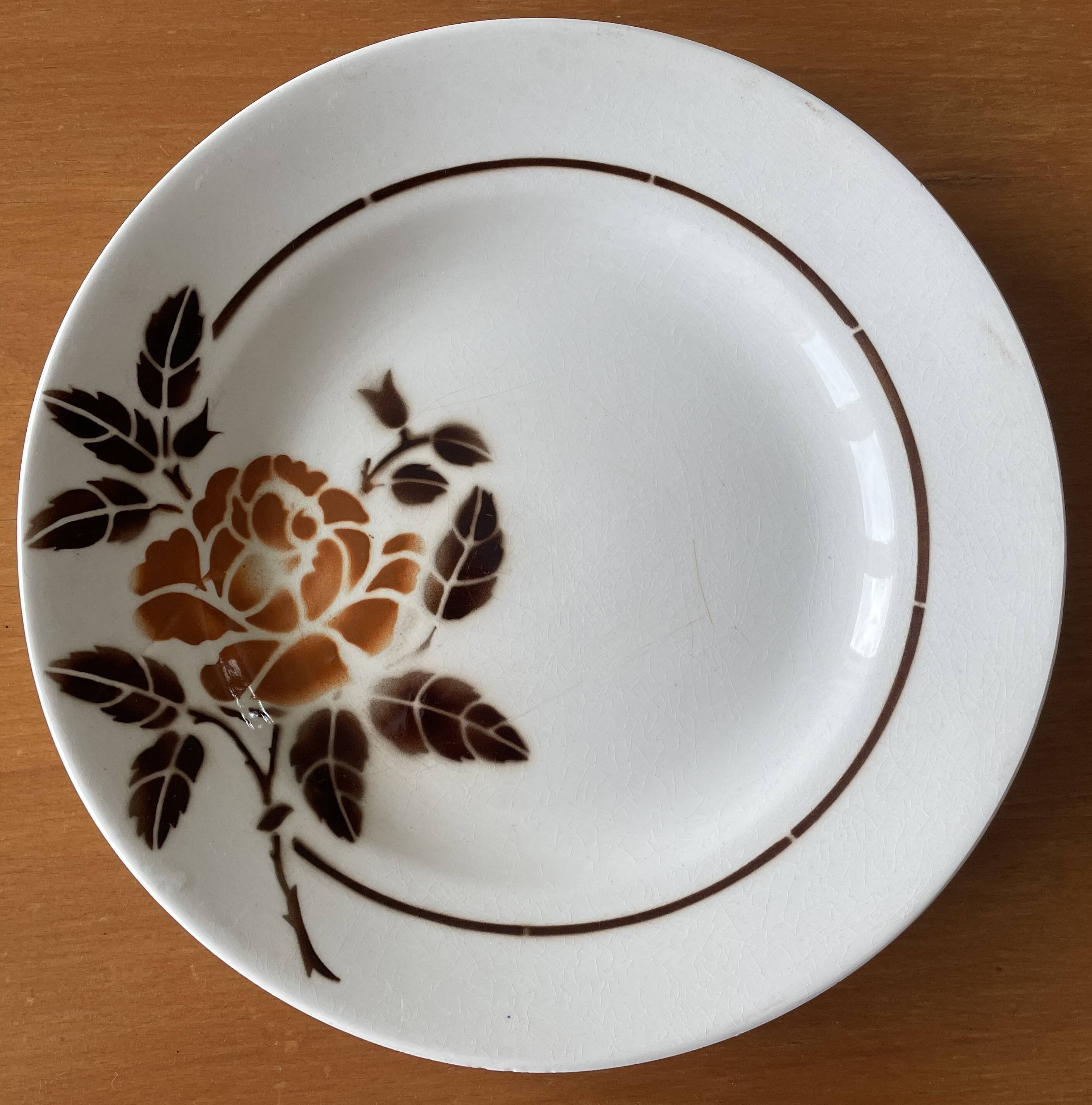 8 antique flat plates in Saint-Amand earthenware (Nord)