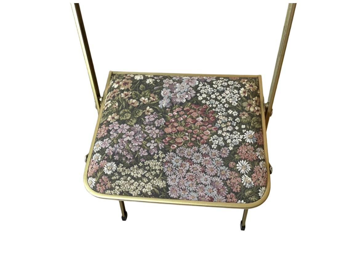 Folding chairs with floral pattern