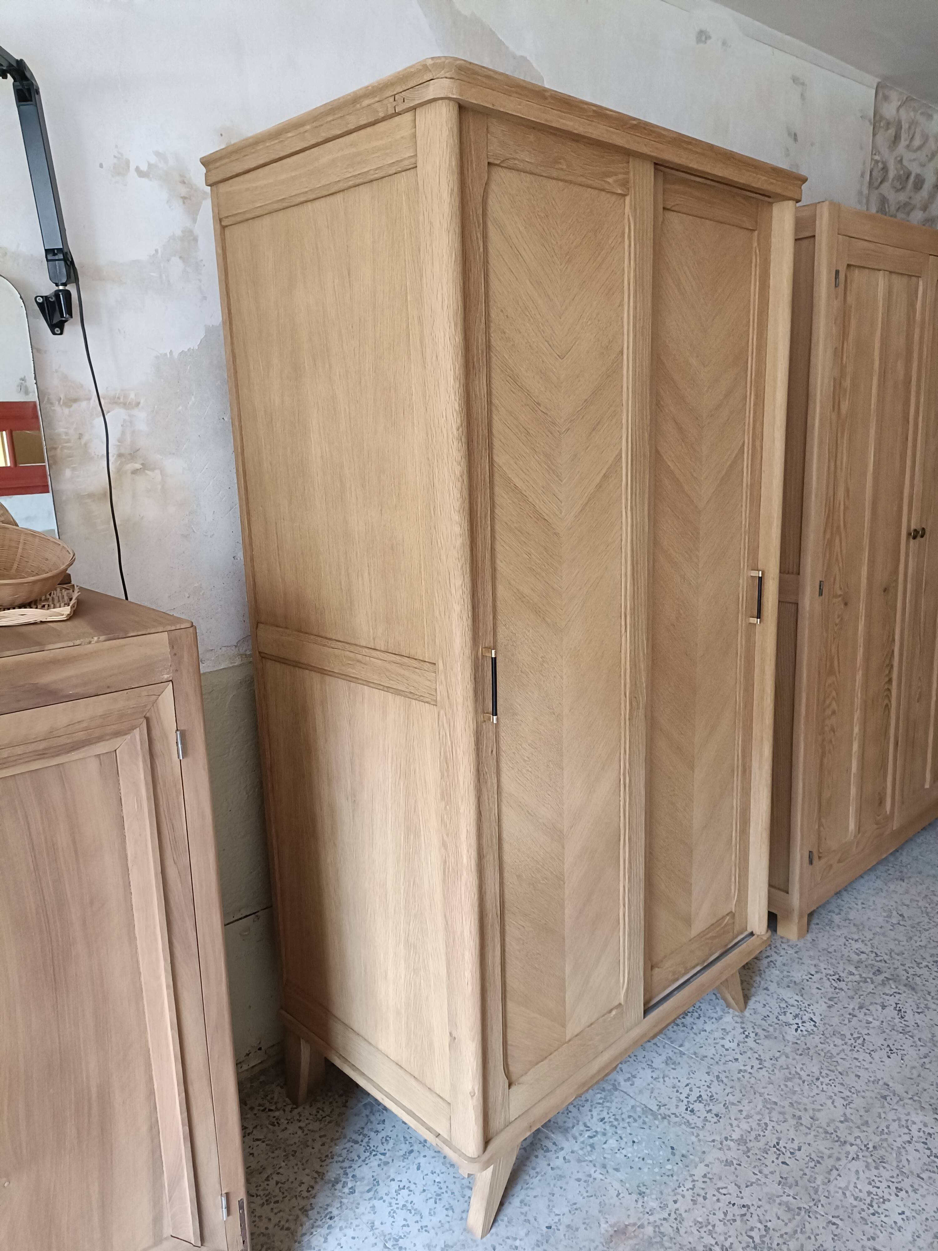 Wardrobe/sliding doors and tapered legs
