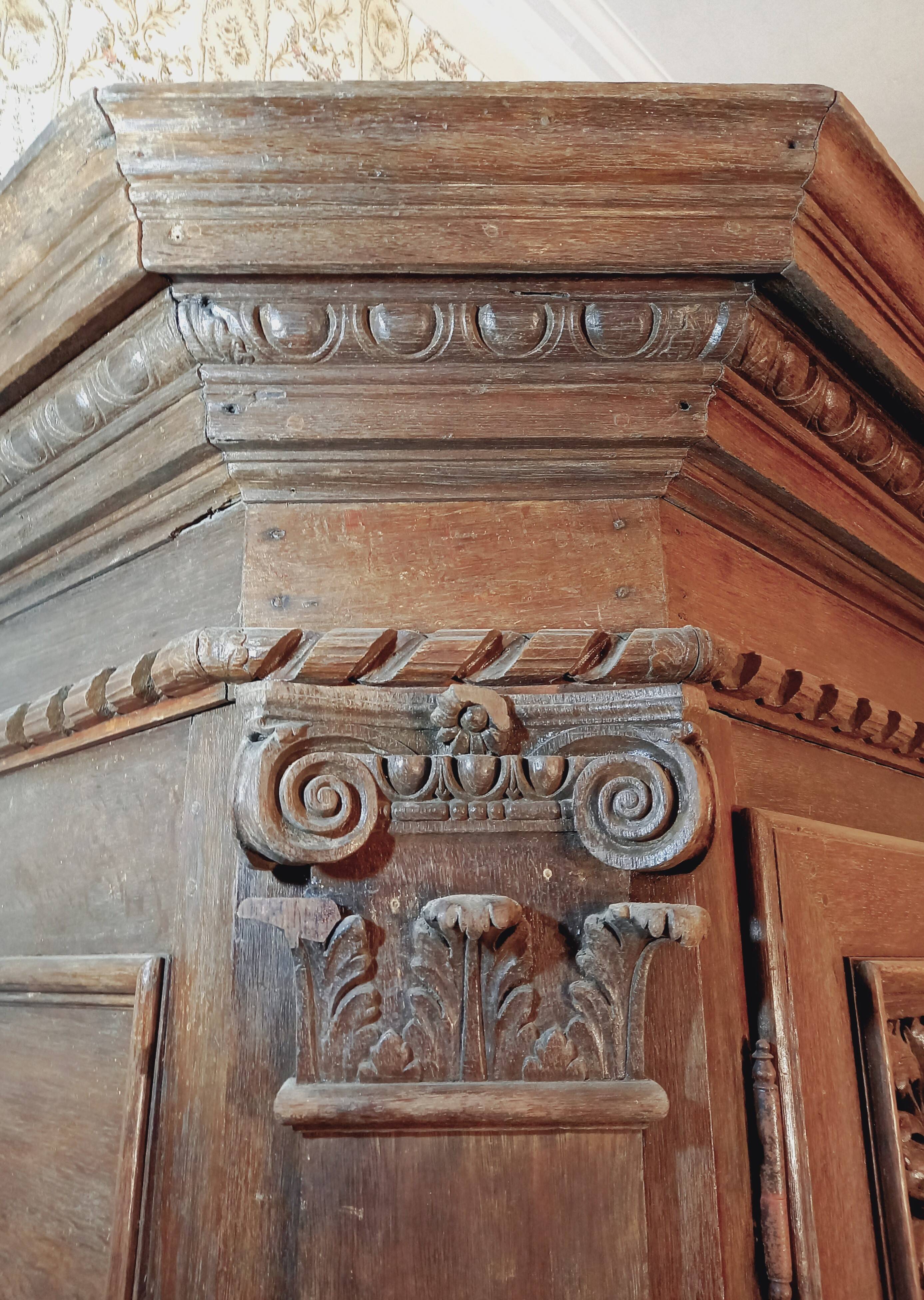 Grande garde-robe en chêne début 18e s.