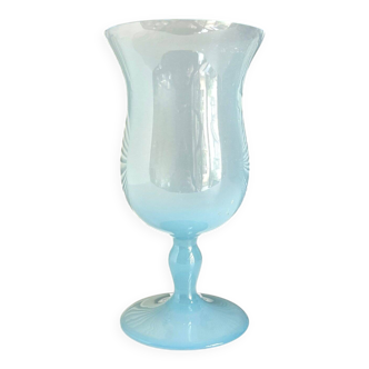 Vase en opaline bleu ciel