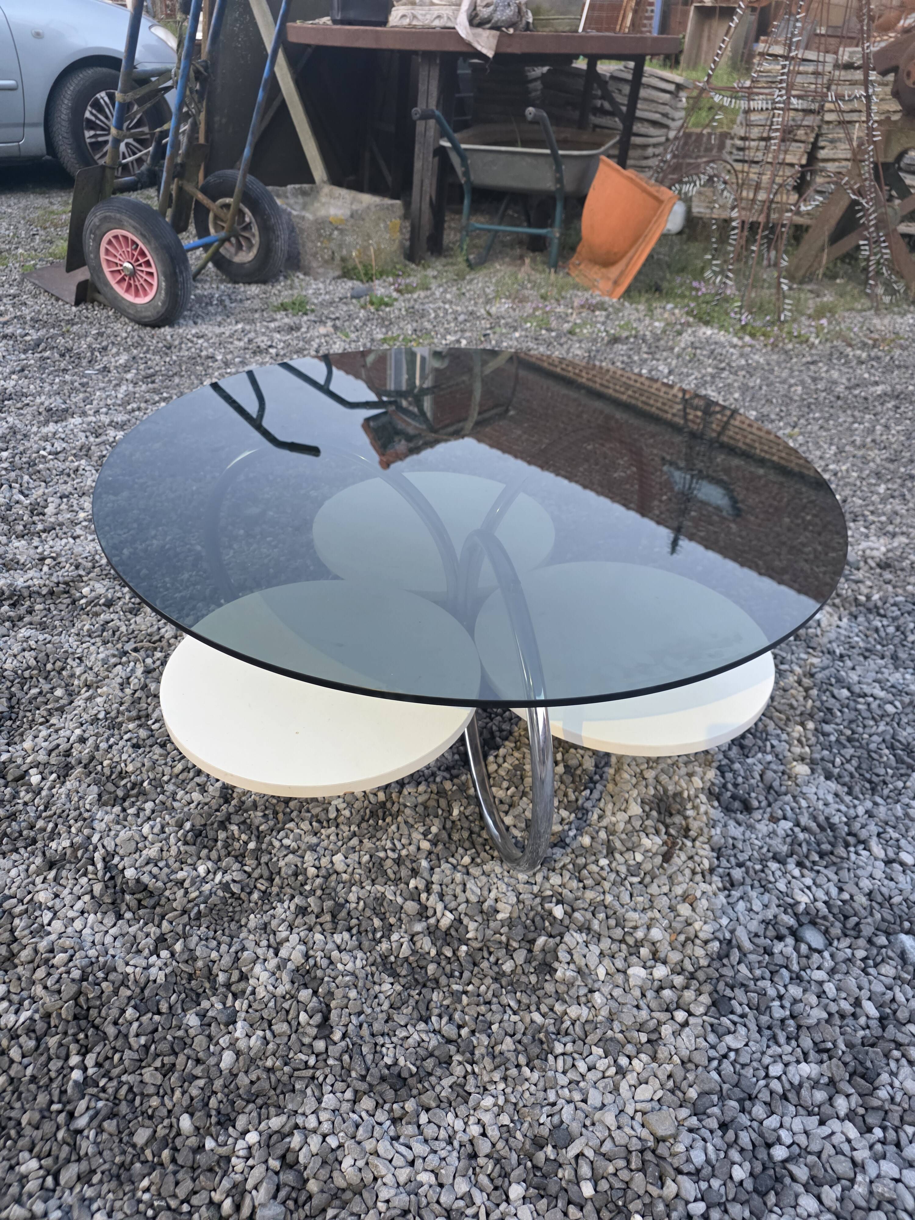 Table basse en verre fumé pied chromé des années 70