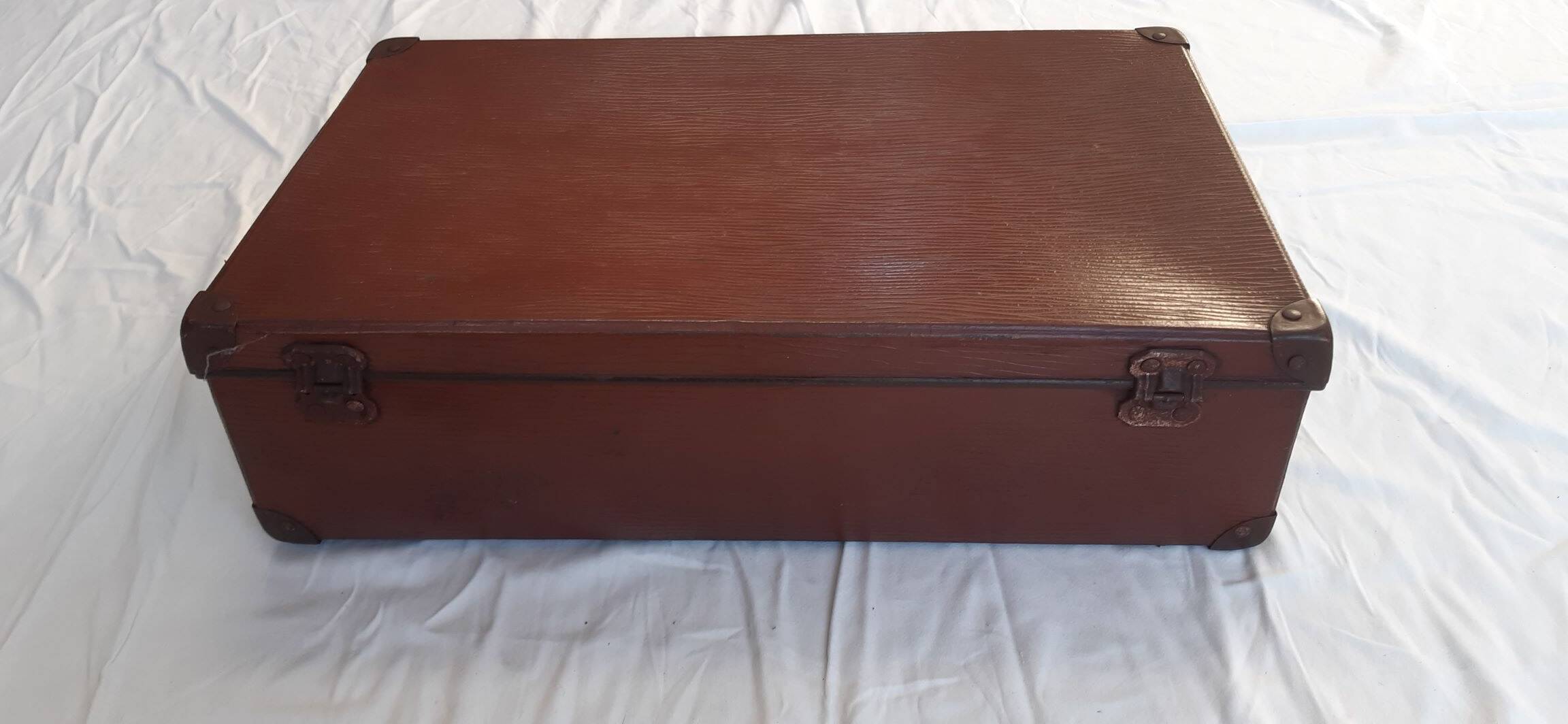 Old suitcase “Au Bon Accueil”