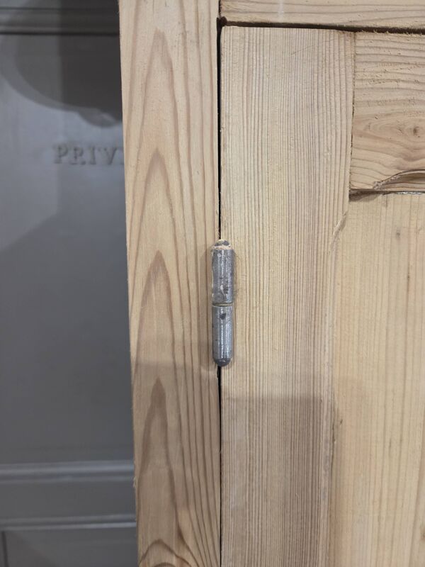 Armoire parisienne décapée
