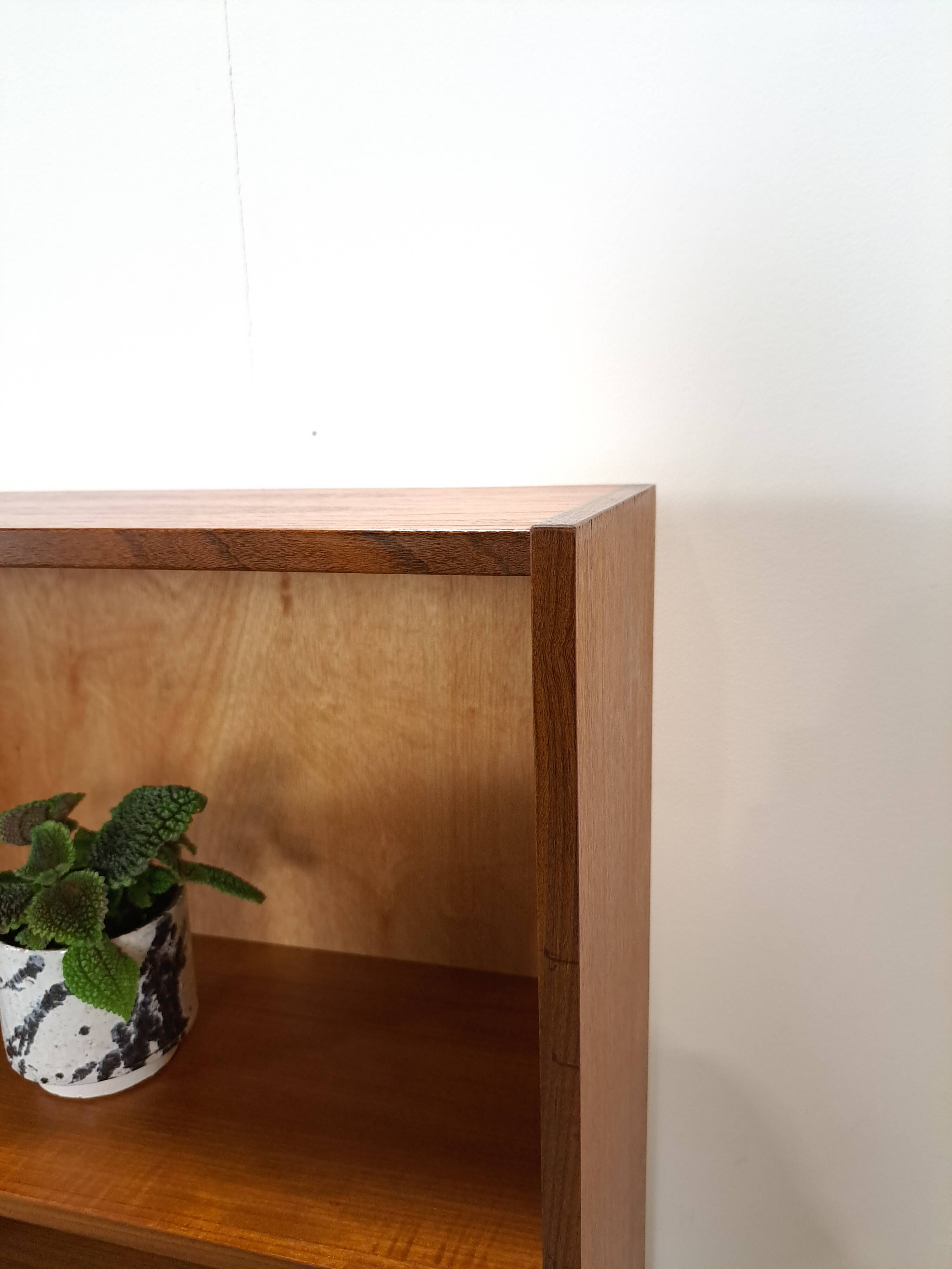 Deens teak vakkenkast met lades en hoge poten, vintage wandkast