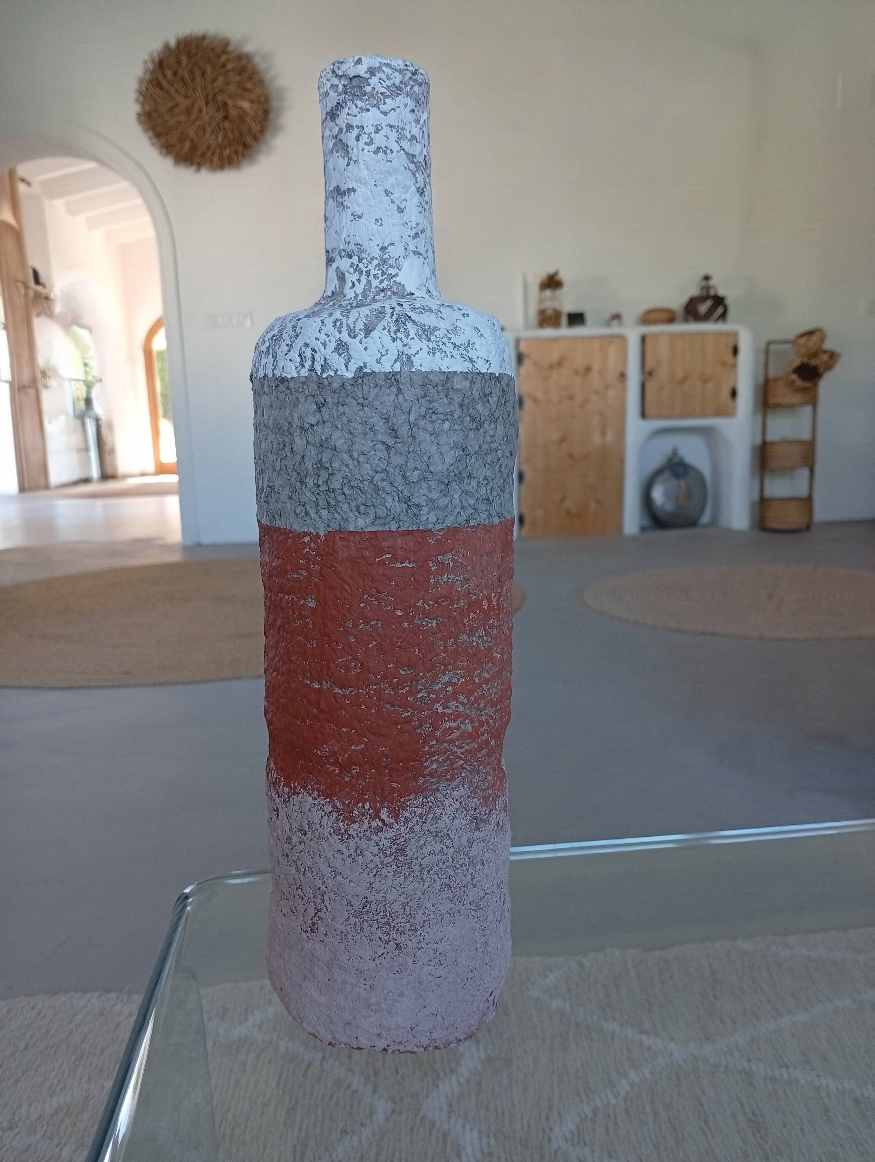 Sculptural vase with a mineral Boho spirit.