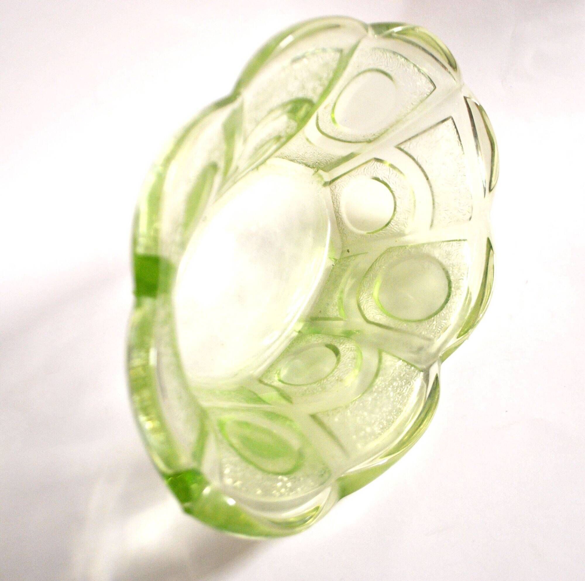 Art Deco oval bowl in green glass – geometric moulded decoration 1920-1930