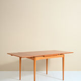 Extendable teak table