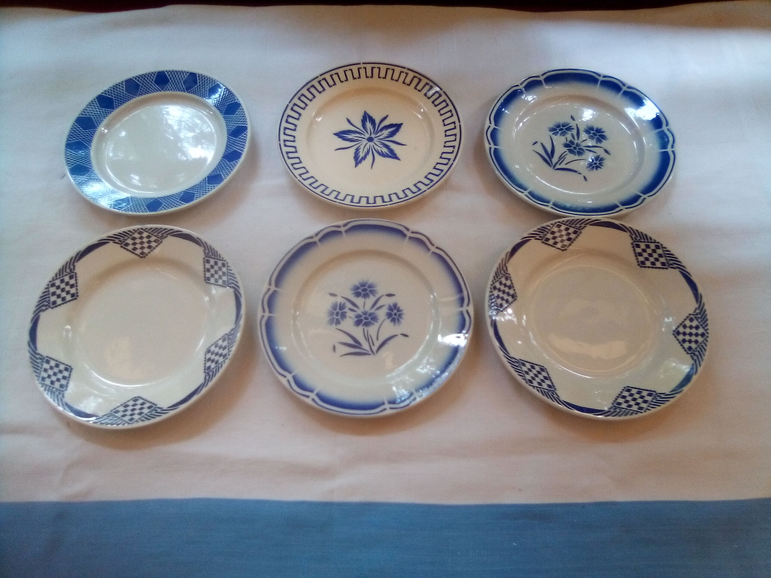 Assorted 18 old blue plates