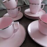 Tasses et soucoupes rose poudré