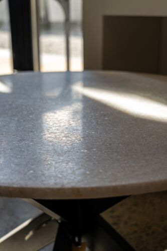 Table basse en pierre beige