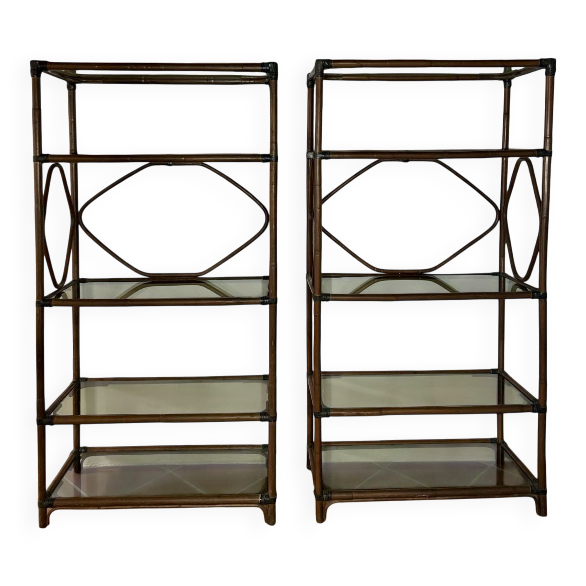 Étagères en rotin  et verre fumé, 60s . 