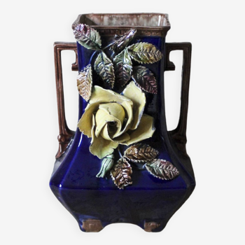 Vase en barbotine à décor de fleurs
