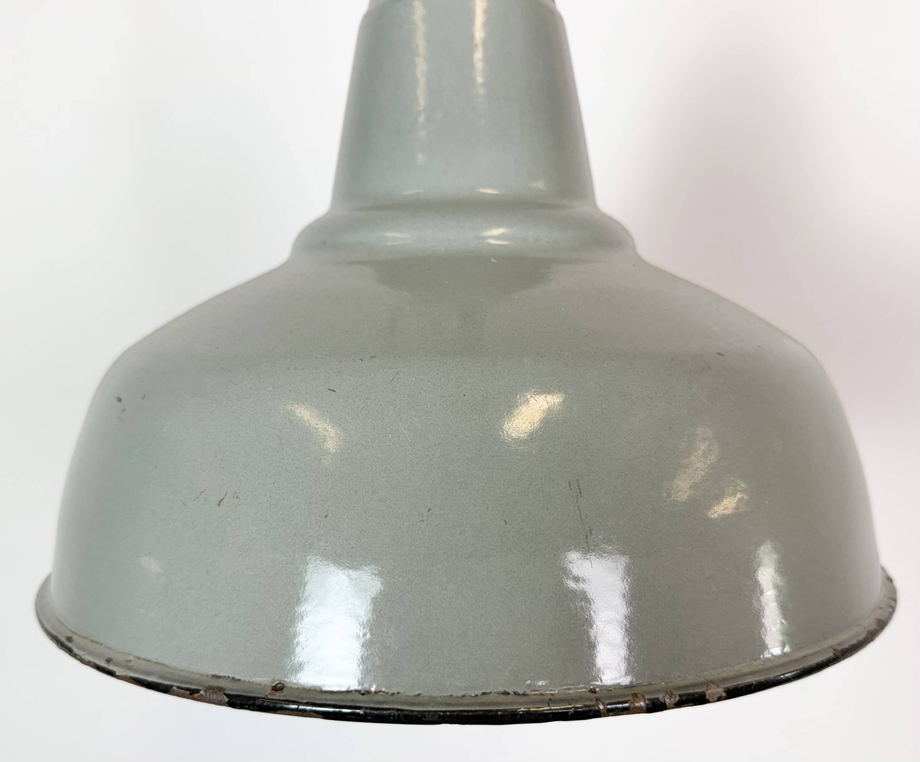 Lampe suspendue en émail gris industriel, années 1960