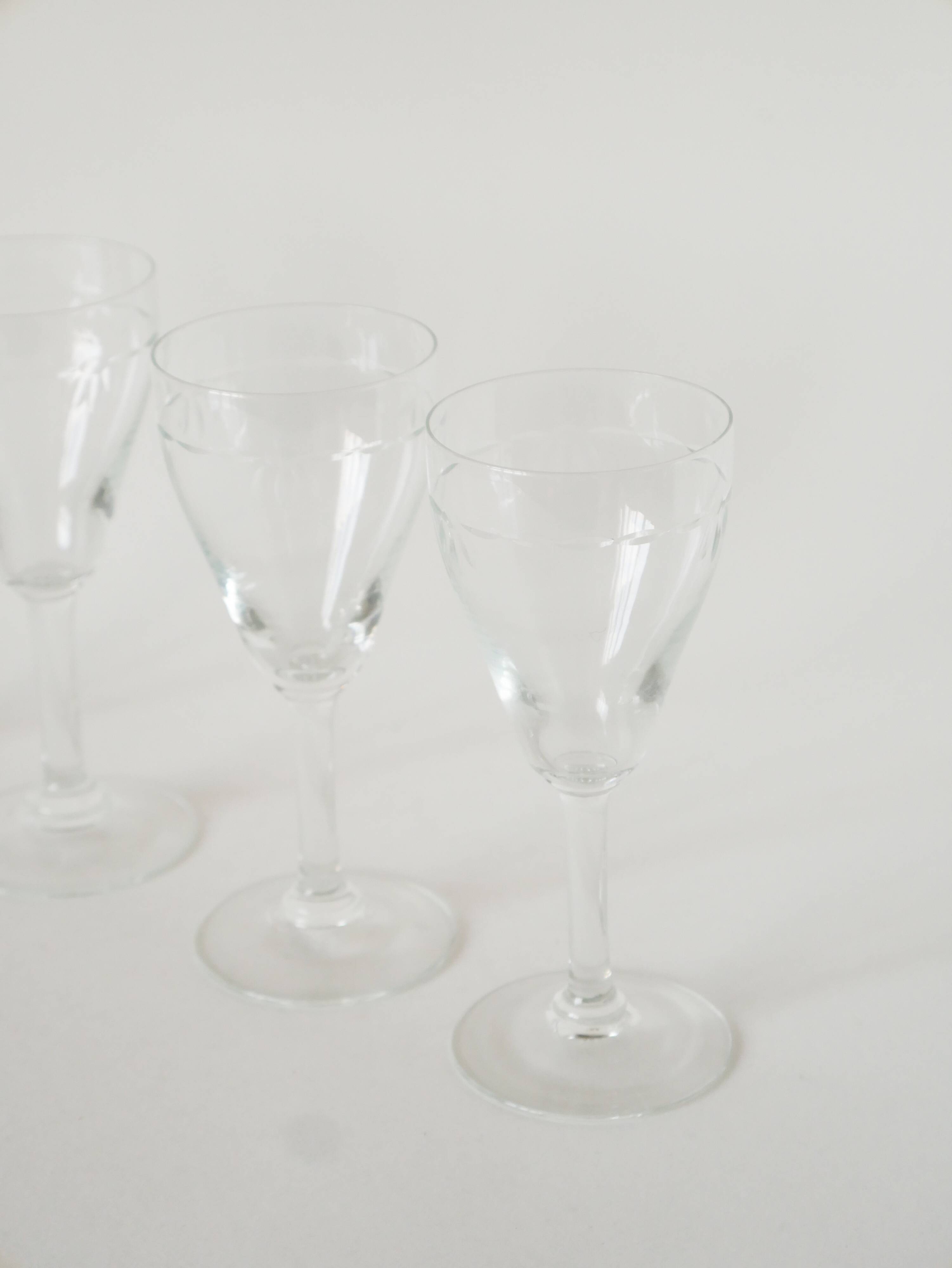Set of 6 engraved crystal wine glasses, 1950.