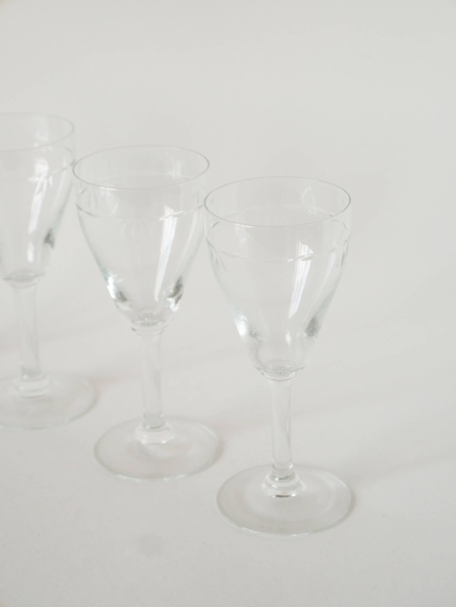 Lot de 6 verres à vin en cristal gravé, 1950