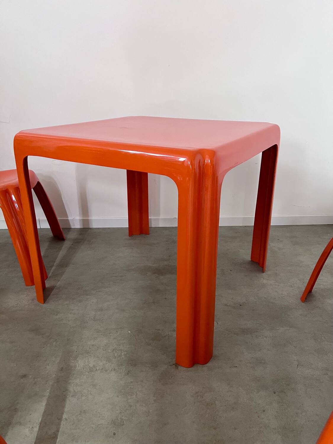 Table and 4 chairs in orange fiberglass design from the 70s Patrick Gingembre Paulus edition