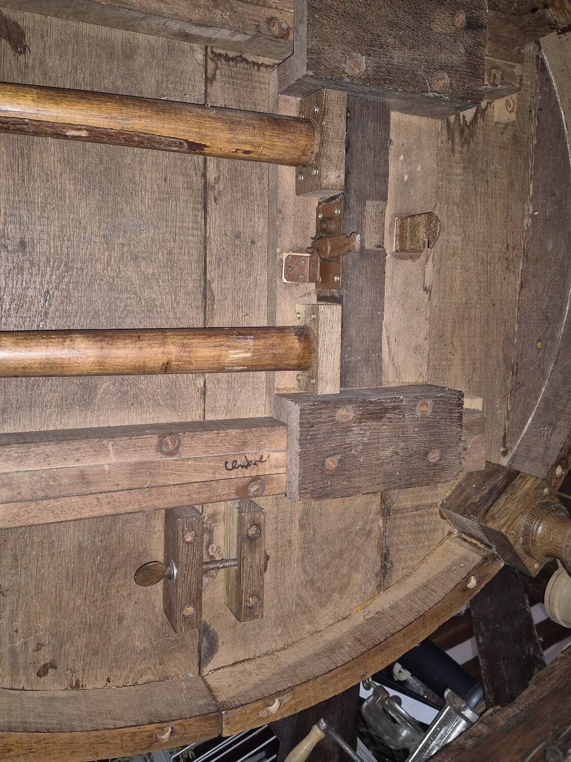 Extendable oval table