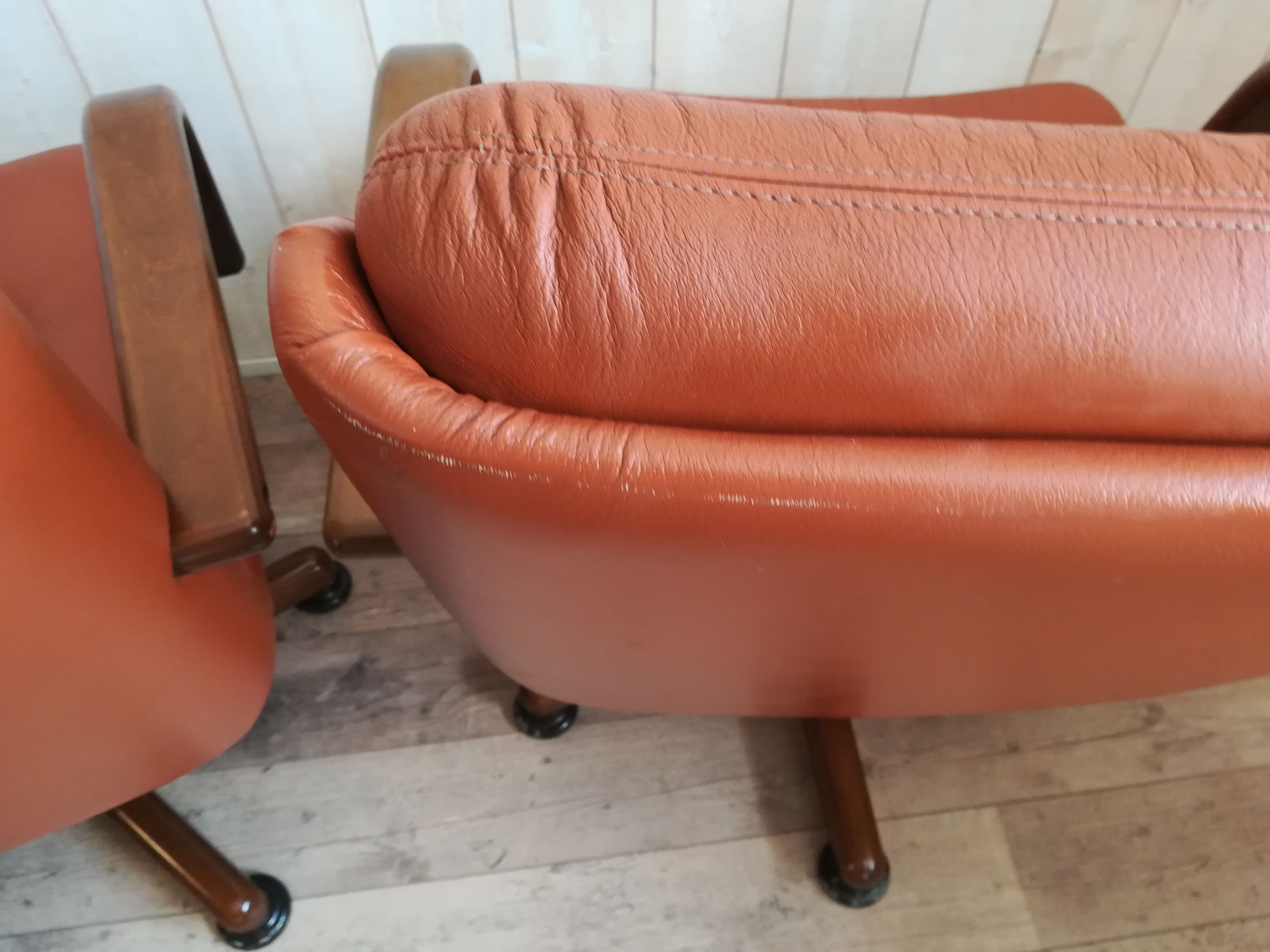 Paire de fauteuils pivotant havane vintage Italie