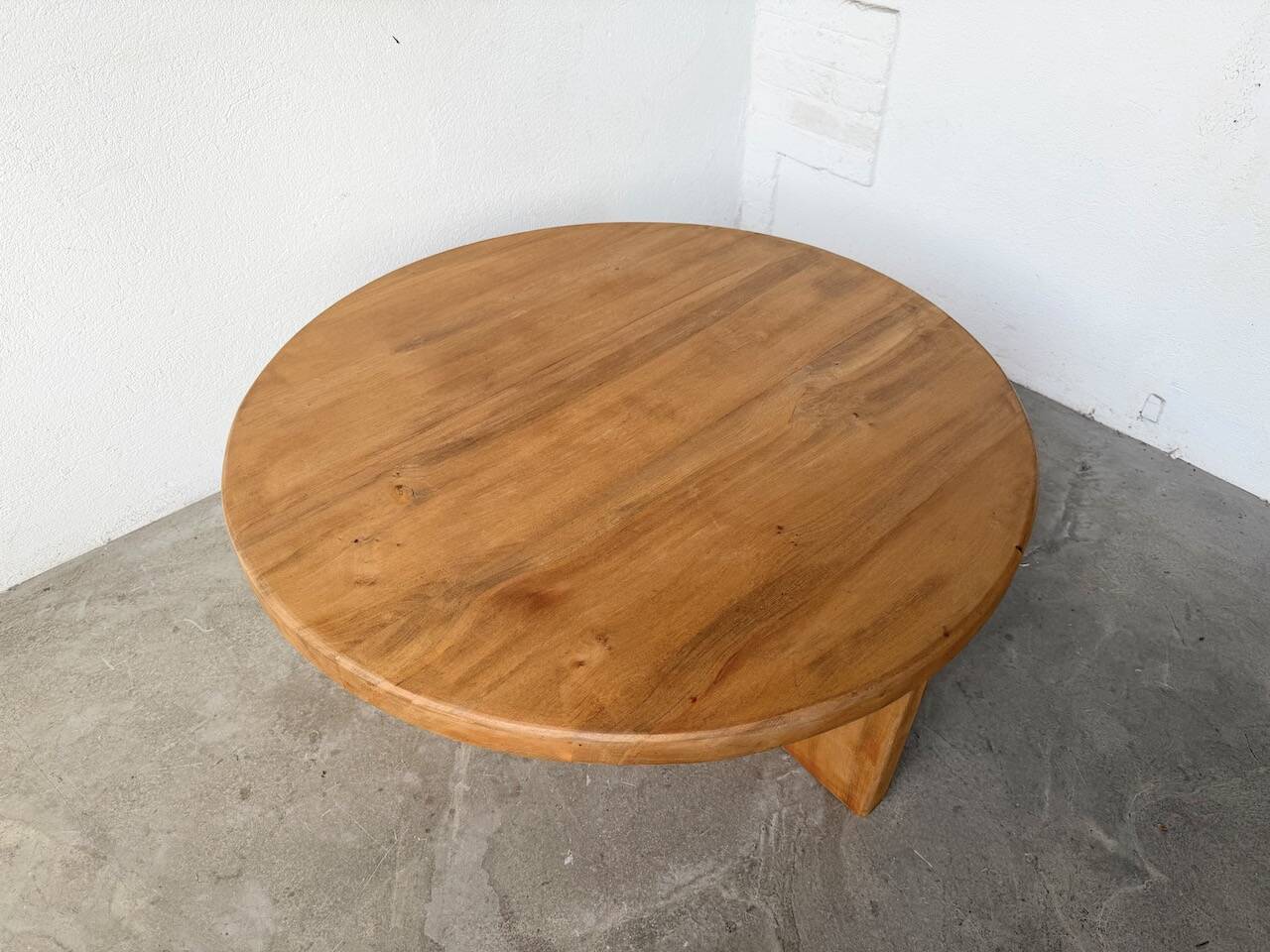 Round modernist coffee table, elm, 1950s.