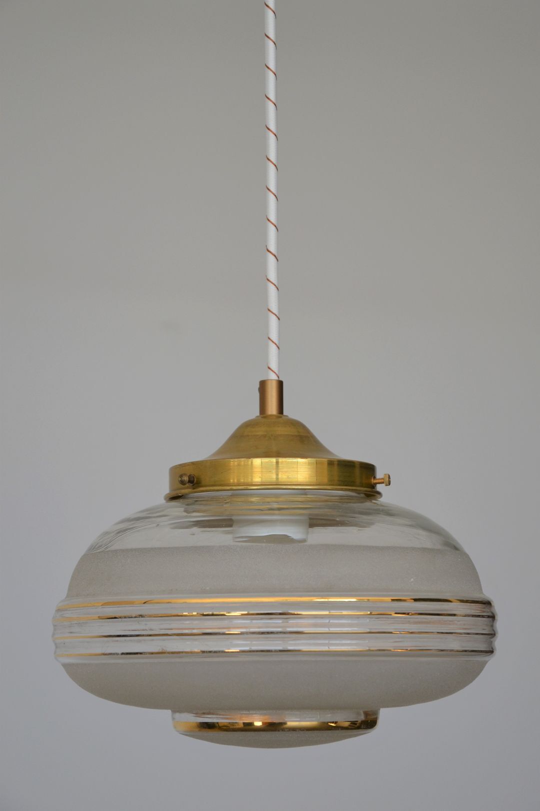 Suspension globe in frosted glass with golden edges