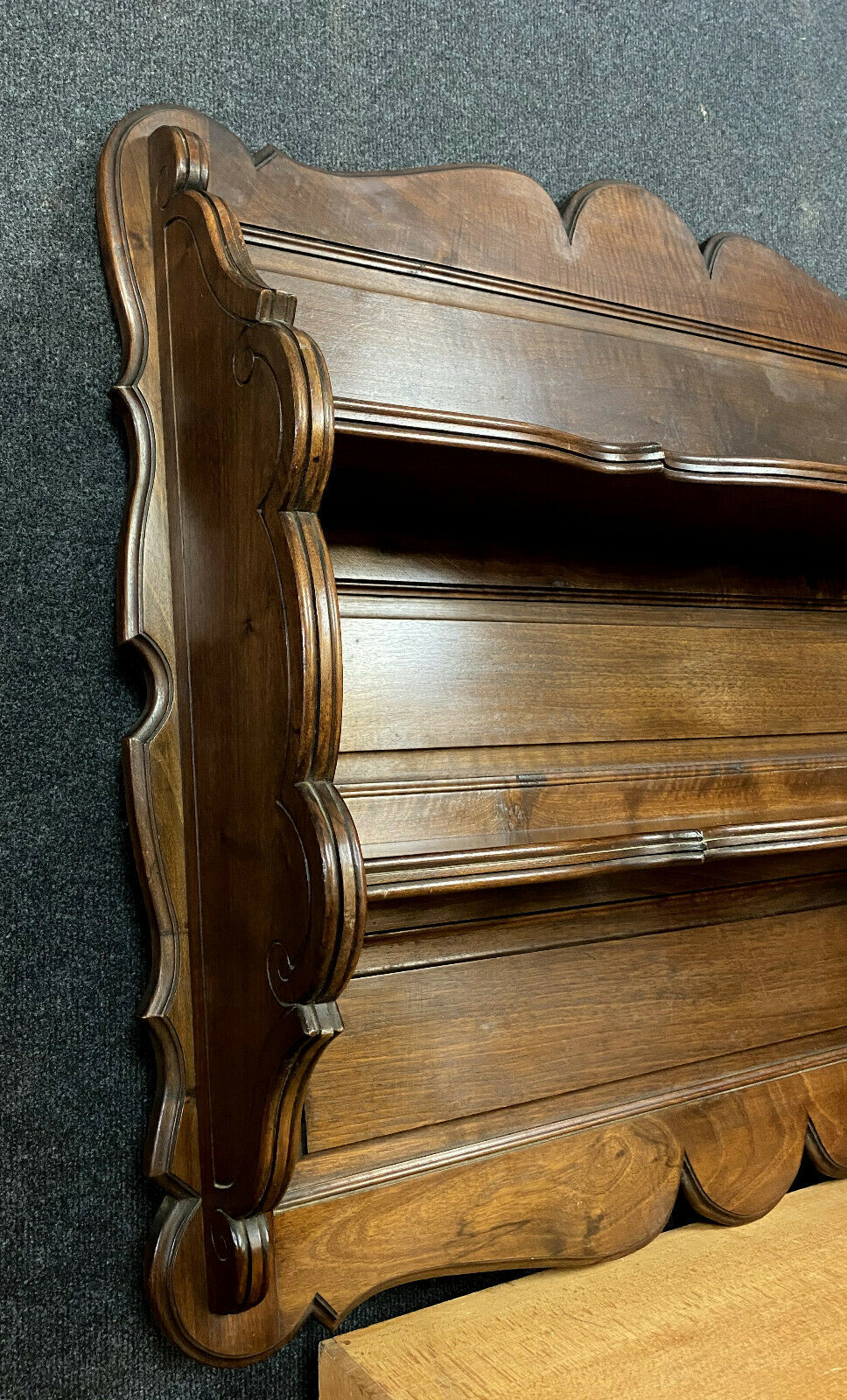 Napoleon III-era wall shelf in mahogany
